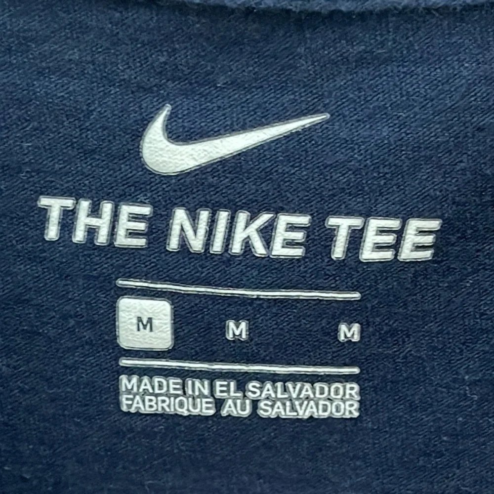 ❤️ NIKE Graphic Tshirt Size M